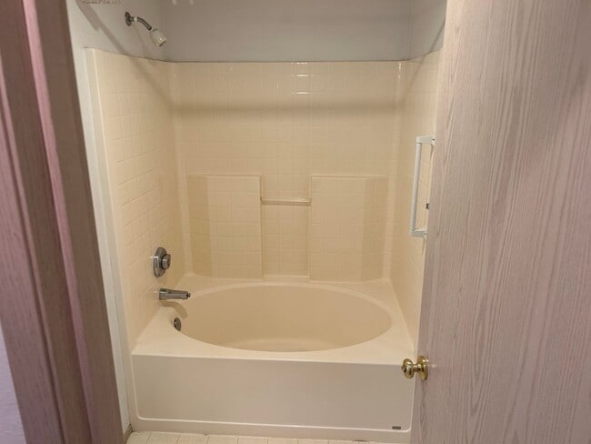 Building Photo - 2 Bed, 2 bath Condo w/garage in West Bay at The Lakes in Kent, $2550/mo.