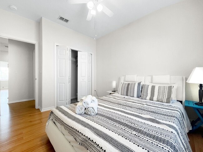 Building Photo - Spacious 4-Bedroom Townhome with Lake Views in Desirable Willow Lake Community