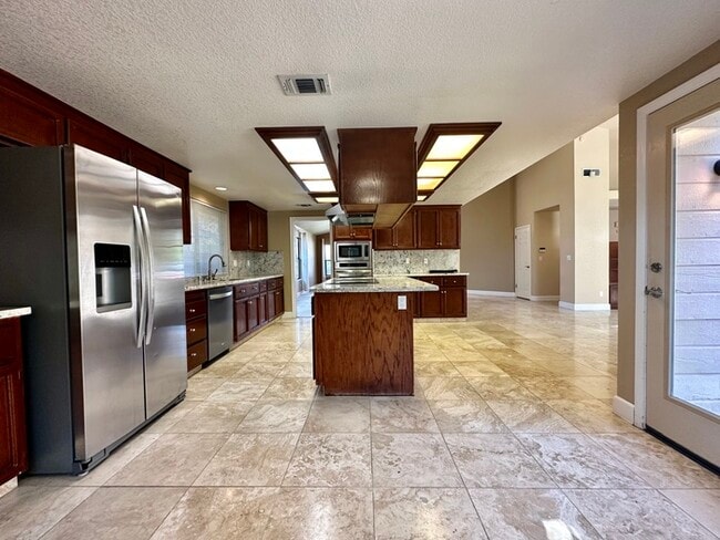 Building Photo - Beautiful 4 Bedroom Single Story For Rent in Gold River!