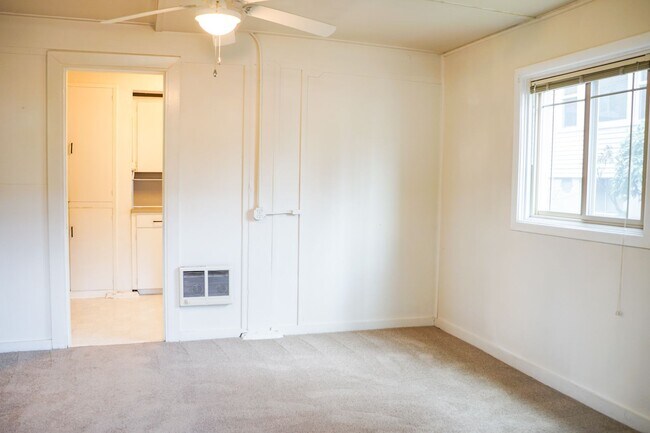 Building Photo - NE Studio w/ Lots of Great Built-in Storage