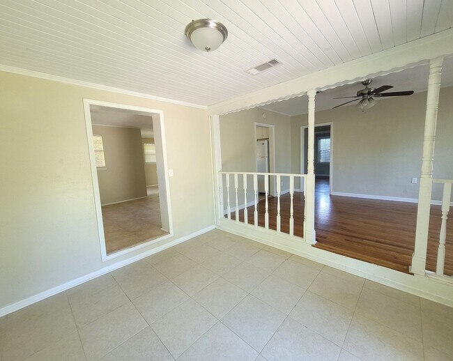 Building Photo - 15 Audusson Ave