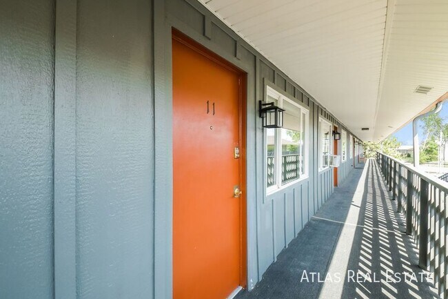 Building Photo - Spacious 2 bed 1 bath unit in Lakewood ! F...