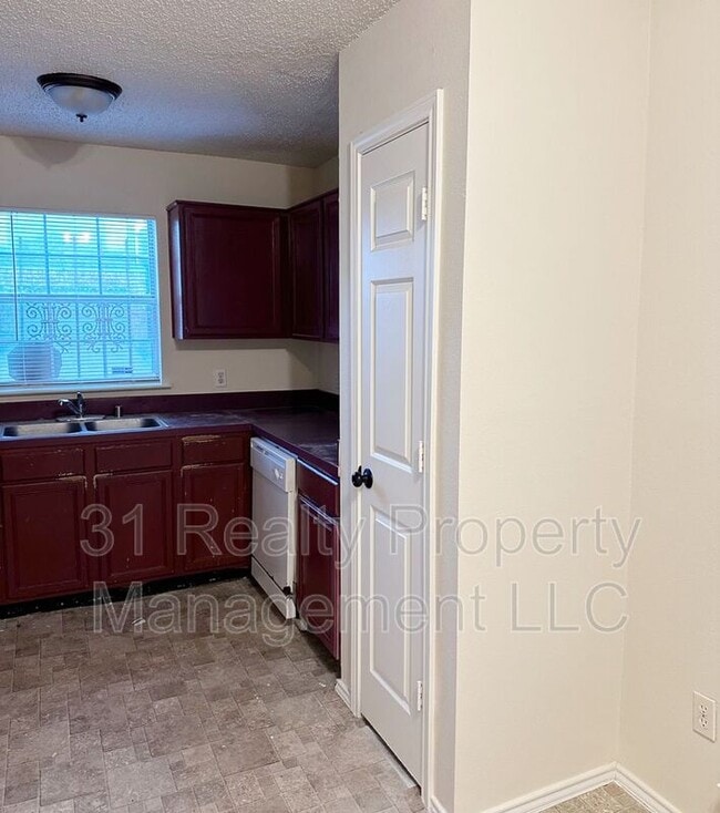 Building Photo - 912 Fairbanks Cir