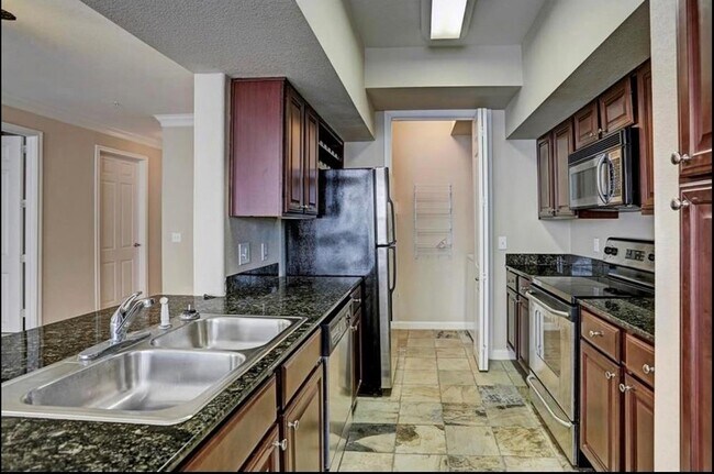 Building Photo - 7575 Kirby Dr