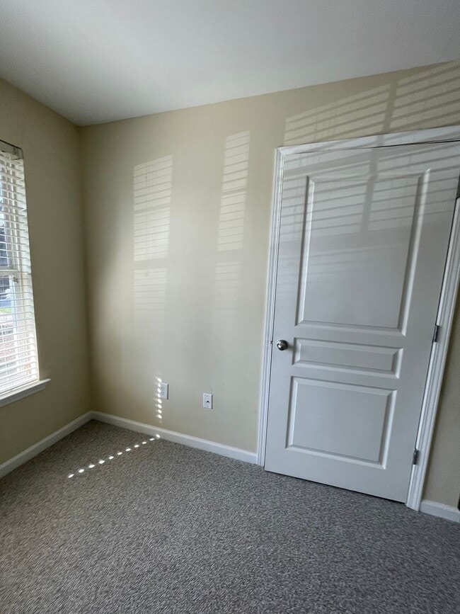 Building Photo - 15-1512 Dukes