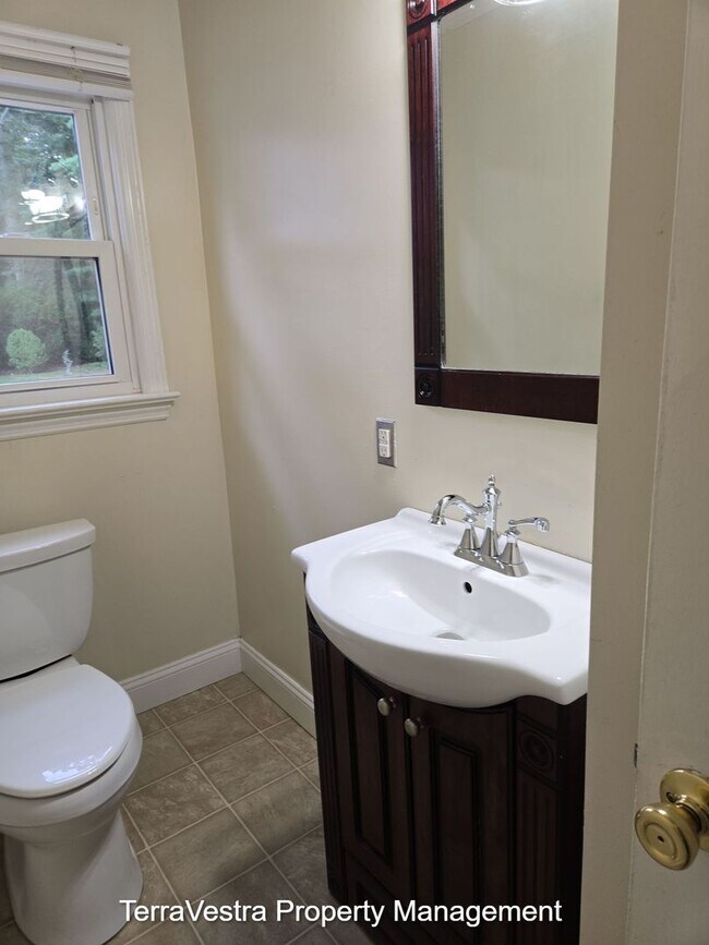 Building Photo - Now Showing for 2026-2027 School Year Glassboro 4 Bed 2.5 Bath