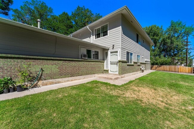 Building Photo - Bright Townhome in Lakewood!