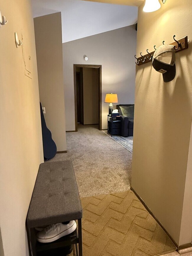 Building Photo - Spacious 2 bedroom in Hopkins