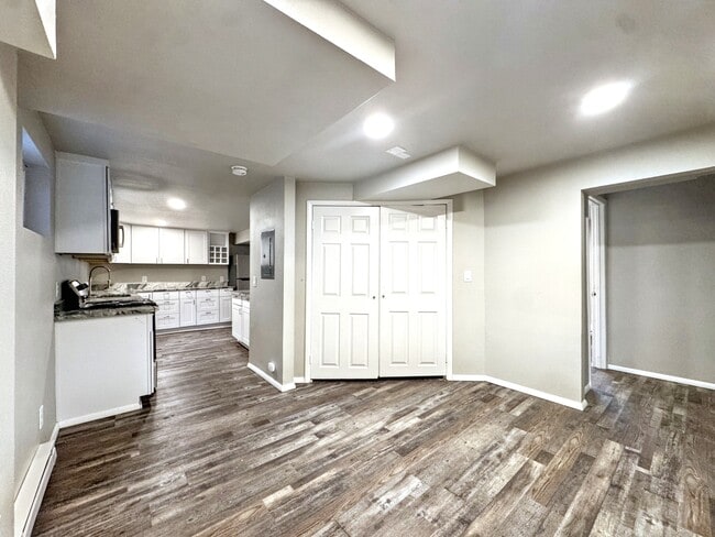 Building Photo - 806 Paradise Ln