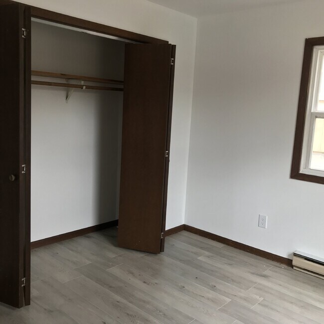 Building Photo - 2 Bedrooms, 1 Bathroom Northside Apartment - Close to River Prairie Center