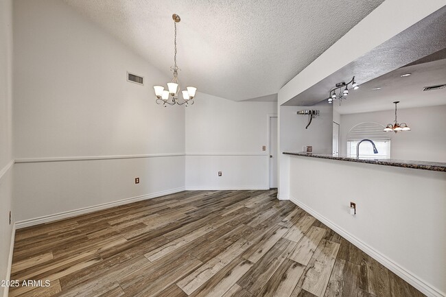 Building Photo - 4934 E Grandview St