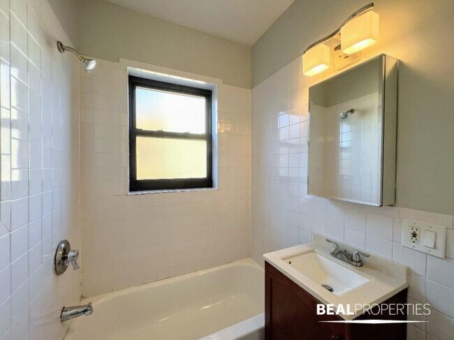 Building Photo - 0 bedroom in CHICAGO IL 60640