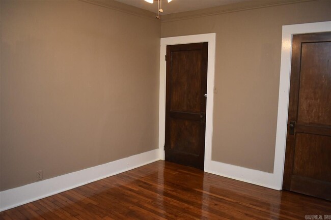 Building Photo - 801 N Van Buren St
