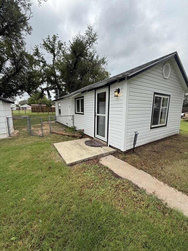 Primary Photo - Adorable 1 bedroom cottage style home