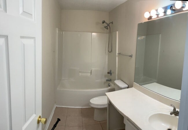 Building Photo - Quiet Neighborhood- Large family living!