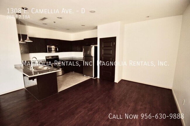 Building Photo - 2 Bed 2 Bath Townhome