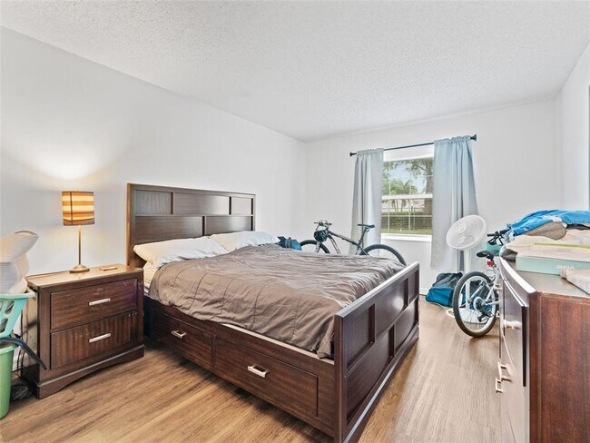 Building Photo - 4507 S Oak Dr