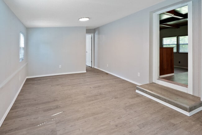 Building Photo - 112 Queenswood Dr