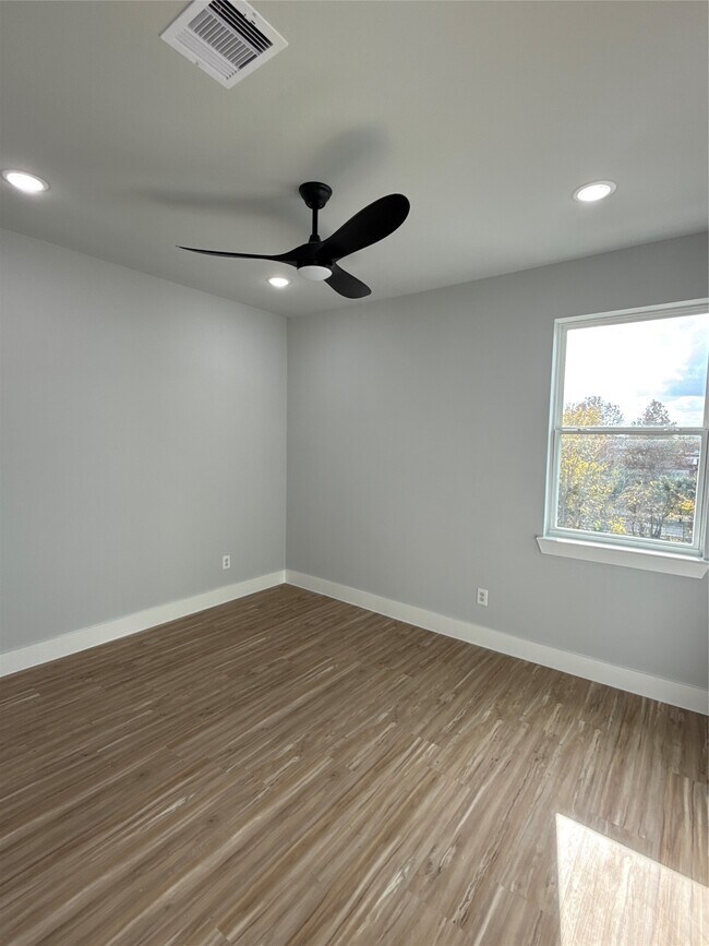 Building Photo - 3101 Live Oak St