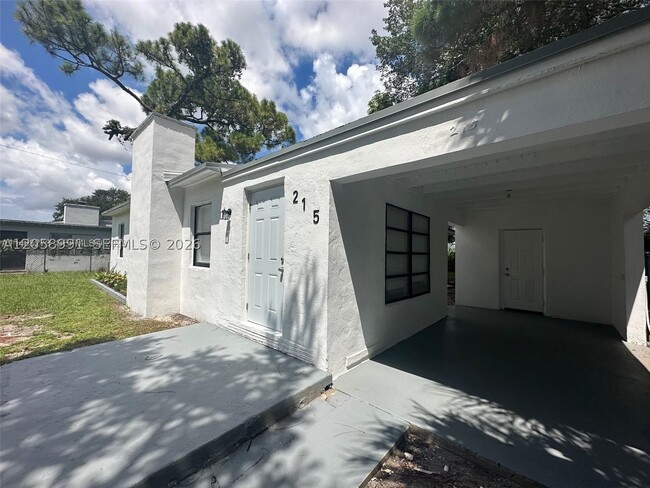 Building Photo - 215 SW 21st St