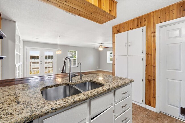 Building Photo - 7000 Shannon Dr