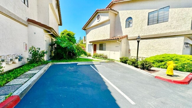 Building Photo - Beautiful, End Unit Condo, in the Very Des...