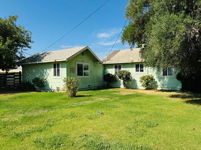 Building Photo - Coming Soon! Cute Two Bed, Two Bath Countr...