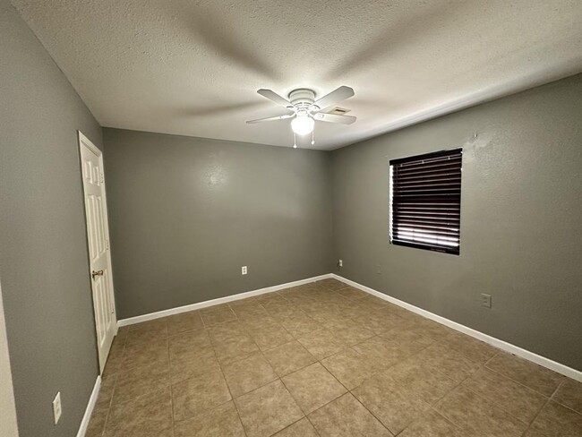 Building Photo - 21333 W Knox Dr