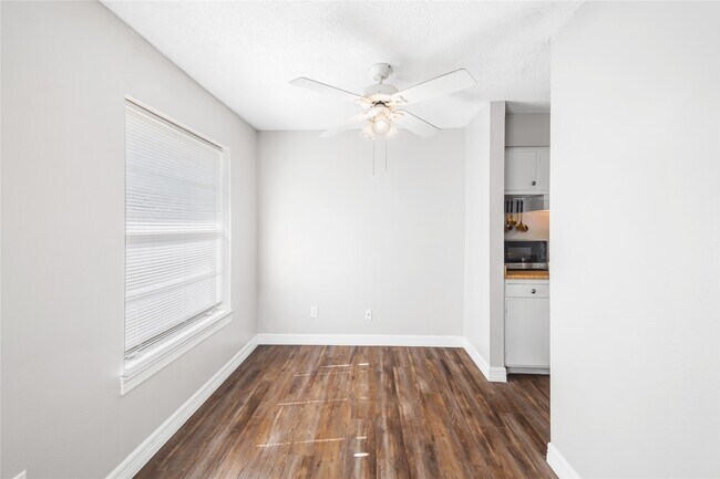 Building Photo - 8233 Kingsbrook Rd