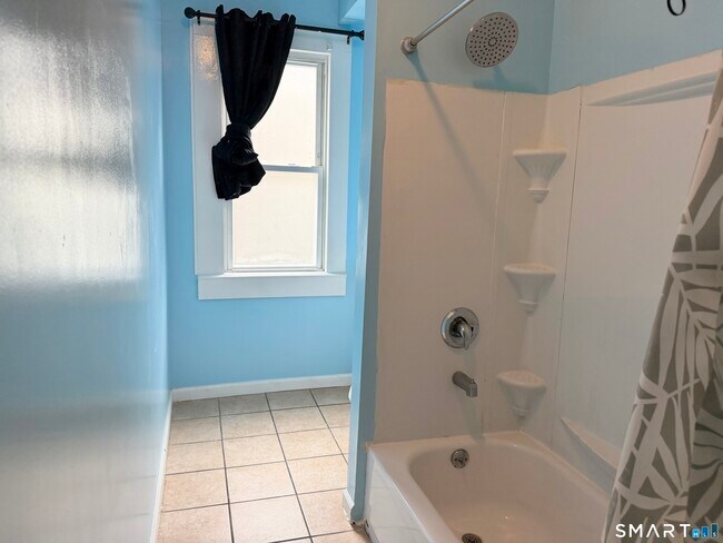 Building Photo - 1553 E Main St