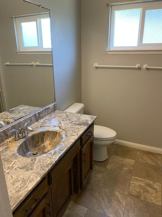 Building Photo - Spacious home in Northeast Hanford, central air, quiet cul-de-sac lot!