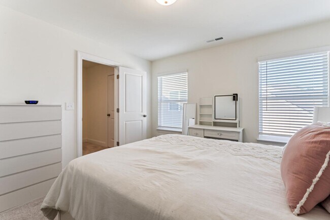 Building Photo - 116 Farrier Ln