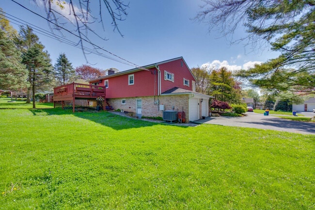 Building Photo - 25 Meadow View Dr