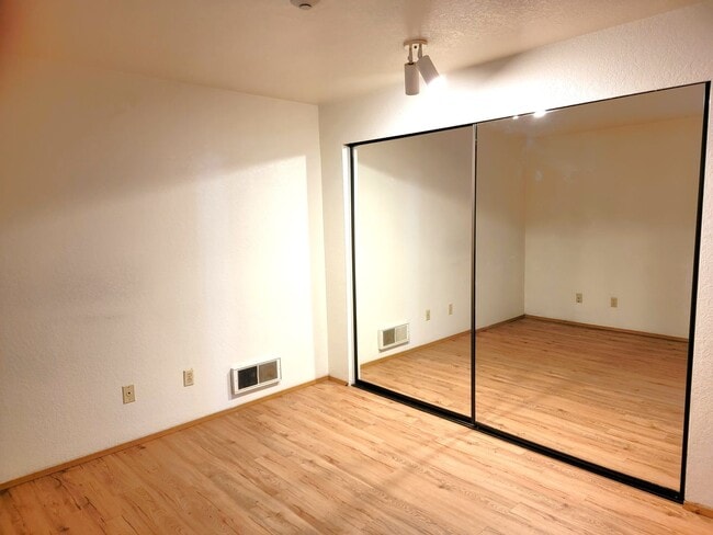 Building Photo - Sammamish Waterway 1 Bedroom + Den 1 BA Condo $1900.00
