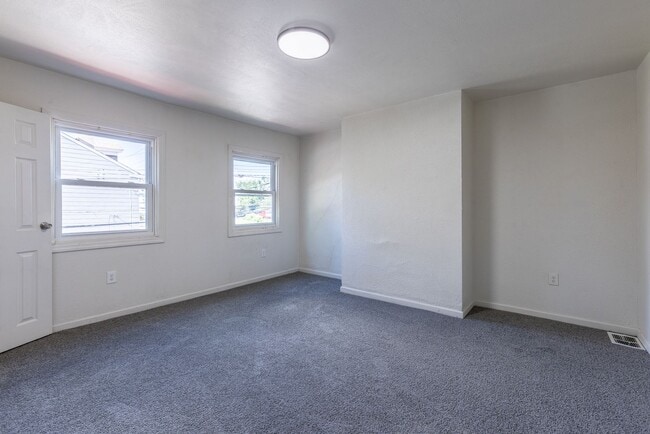 Building Photo - AVAILABLE OCTOBER 15th - Quirky 3+ Bedroom...