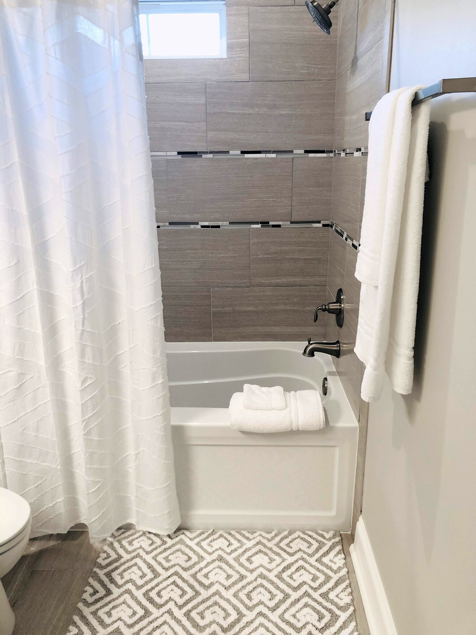 Master bathroom - 1220 Pithon St