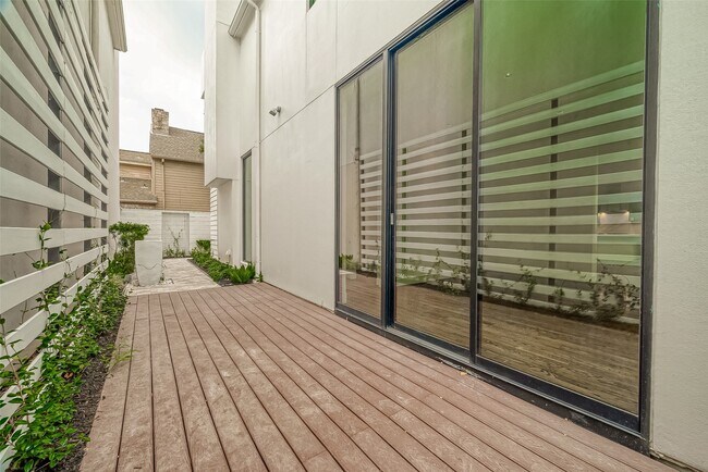 Building Photo - 2114 Potomac Dr