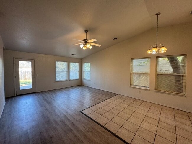 Building Photo - True 4 bed in Edmond, new carpet and paint!