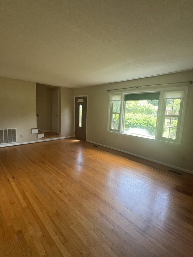 Building Photo - 203 King Richard Ct