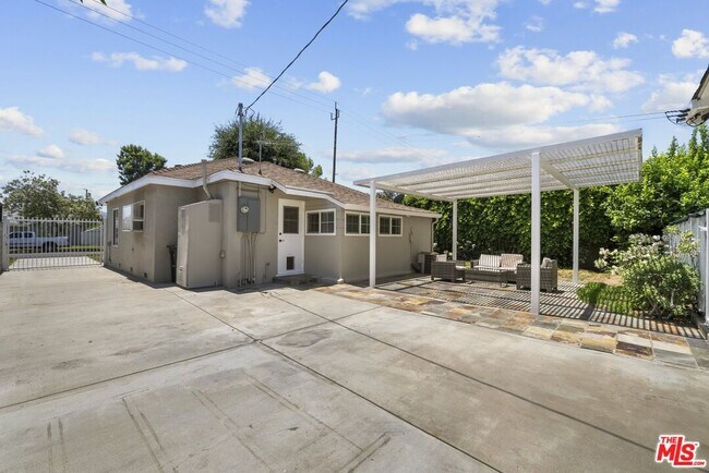 Building Photo - 923 W Orange Grove Ave