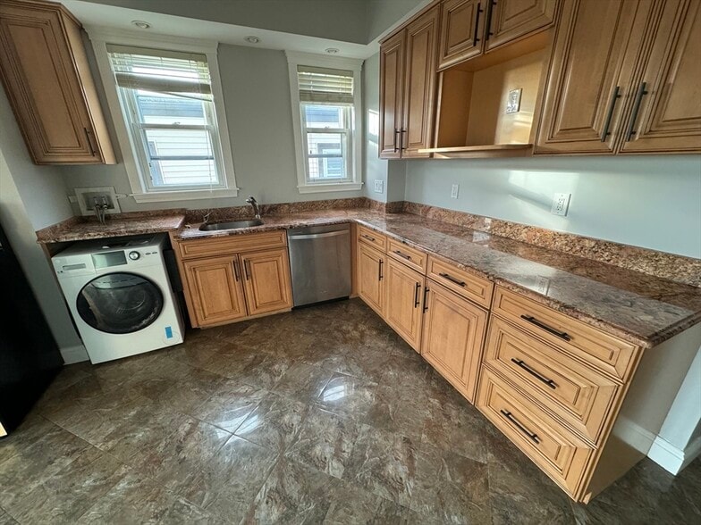 Primary Photo - 7 Orient Ave