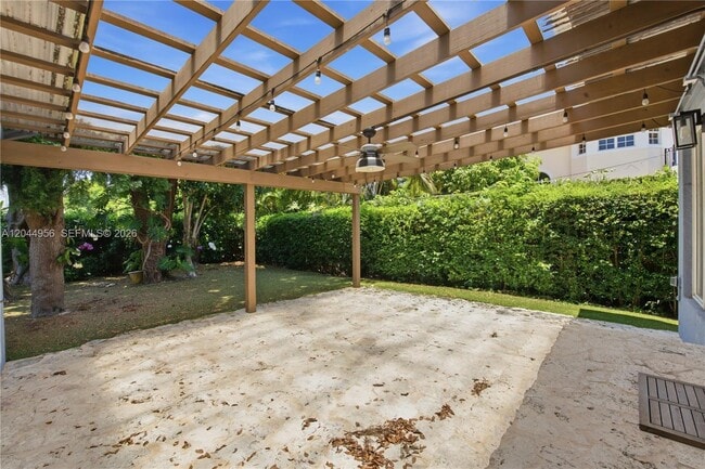 Building Photo - 7220 SW 53rd Ct