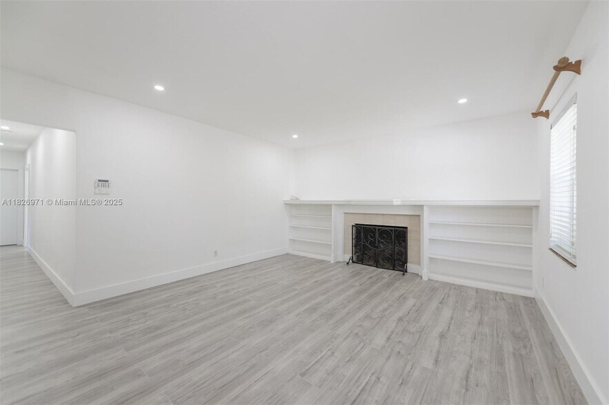 Primary Photo - 6290 SW 70th St