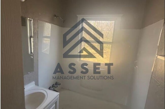 Building Photo - Adorable 2 Bed 1 Bath Home!