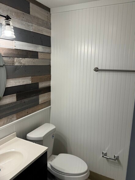 Guest bathroom - 5202 Fitzgerald Dr