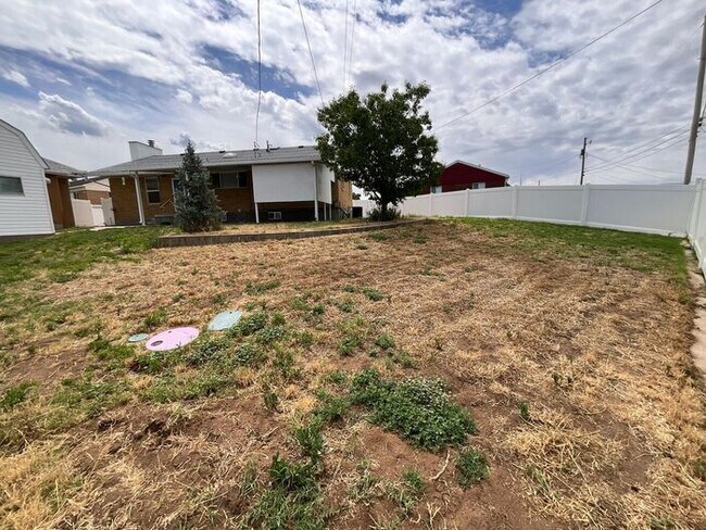 Building Photo - 4 Bedroom 2 Bath 2 Car Garage Home- Dog Friendly and RV parking.