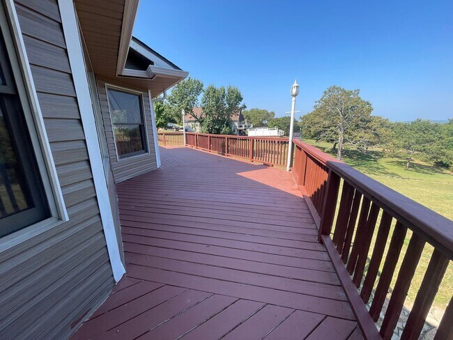 Building Photo - Beautiful 4 bedroom 4 bath 2 car garage - ...