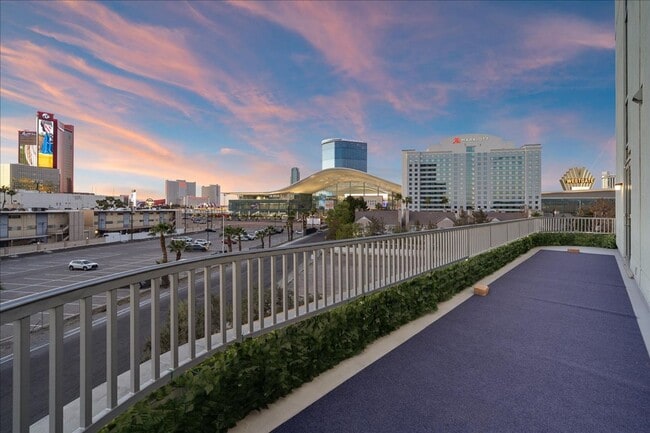 Building Photo - Fabulous Highrise Condo with Stripe Views!