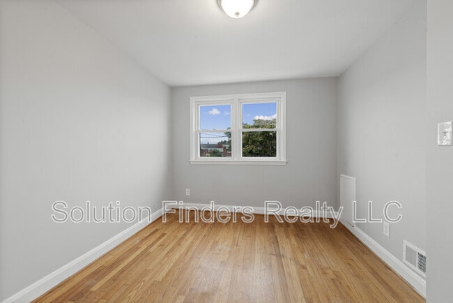Building Photo - 2110 Coralthorn Rd