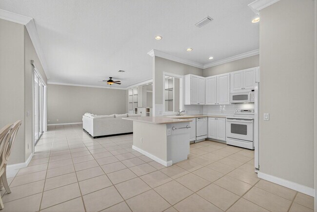 Building Photo - 121 Savona Dr